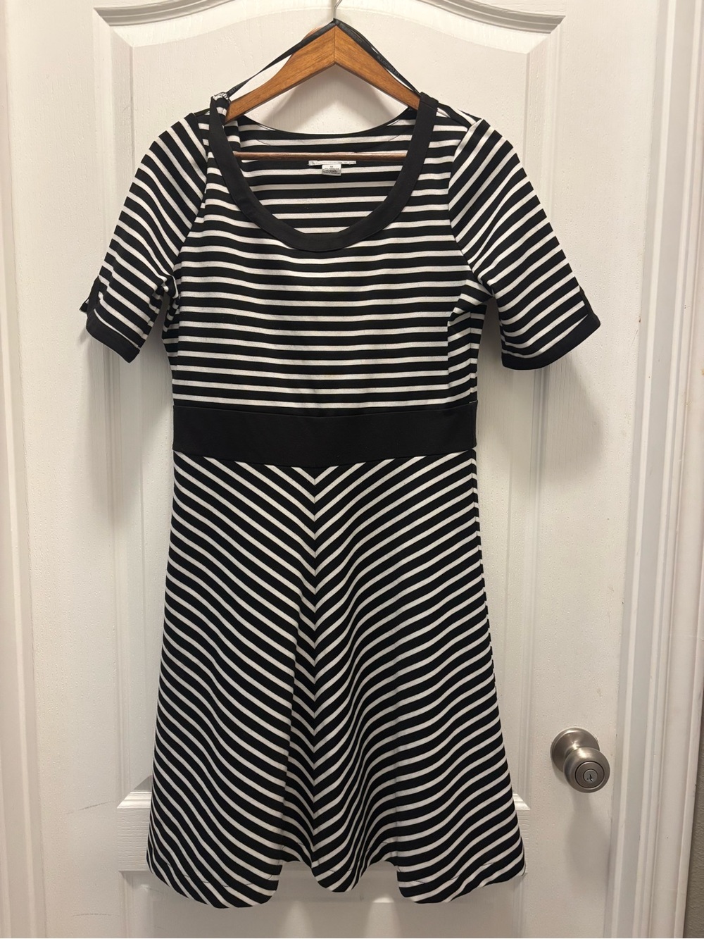 Liz Claiborne Black and White Striped Midi Dress. Size 10 EUC